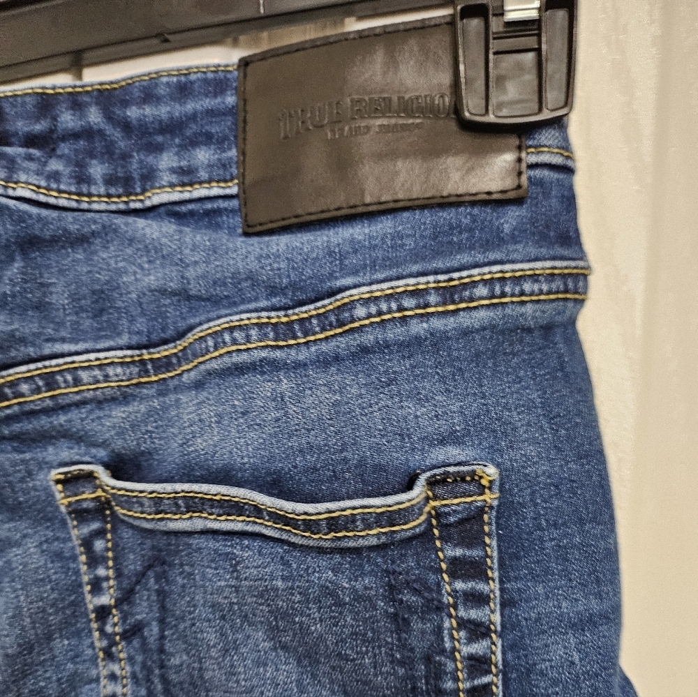 True Religion Brenna Relaxed Mid Rise Denim Shorts Women 25 Blue Raw Hem Distres - Picture 5 of 11